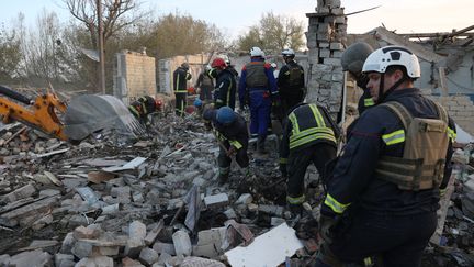 Des secours après la frappe sur le village de Groza, dans l'est de l'Ukraine, le 5 octobre 2023. (ANATOLII STEPANOV / AFP)