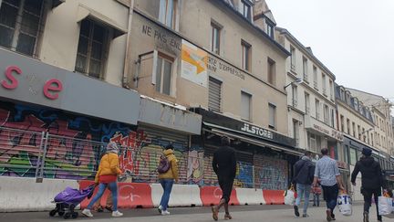 Le 48 rue de la République à Saint-Denis (Seine-Saint-Denis), le 11 novembre 2020. (CHARLES-EDOUARD AMA KOFFI / FRANCEINFO)