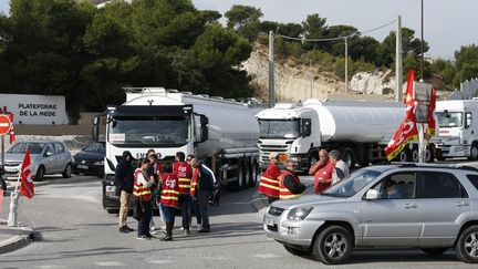 Des manifestants contre les ordonnances sur la réforme du code du travail manifestent le 25 septembre 2017 au carrefour de la Mède, qui mène à la raffinerie Total. (LAUNETTE FLORIAN / MAXPPP)