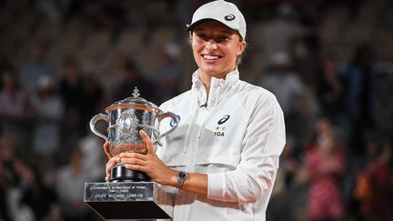 Iga Swiatek pose avec la coupe Suzanne-Lenglen, à Roland-Garros, le 4 juin 2022. (MATTHIEU MIRVILLE via AFP)