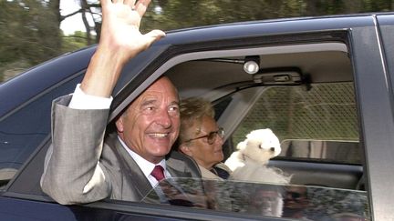 Le couple Chirac a élevé plusieurs&nbsp;bichon maltais, dont Sumo, qui "n'a pas supporté le départ de l'Elysée", explique Bernadette Chirac. Le couple a dû se séparer du chien qui avait mordu Jacques Chirac à plusieurs reprises. (ERIC ESTRADE / AFP)