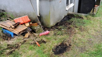 Marques d'incendie dans l'herbe à l'extérieur de la maison de Lars Vilks, le 14/05/10, en Scanie (AFP/Bjorn lindgren)