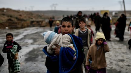 Ces jeunes Irakiens ont fui la ville de Mossoul, vendredi 3 mars 2017.&nbsp; (ARIS MESSINIS / AFP)