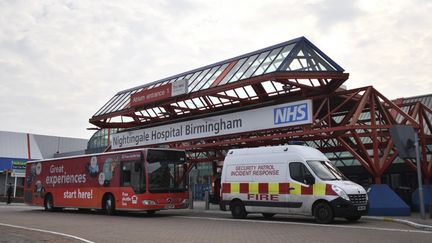 La signalisation à l'extérieur de l'hôpital Nightingale de Birmingham en cours de création à l'intérieur du Centre national des expositions de Birmingham, dans le centre de l'Angleterre, le 9 avril 2020. (illustration) (JUSTIN TALLIS / AFP)