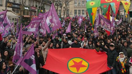 Des manifestants portent un drapeau du Parti des travailleurs du Kurdistan (PKK), lors d'une manfestation de la communauté kurde à Paris, le 6 janvier 2024. (DIMITAR DILKOFF / AFP)