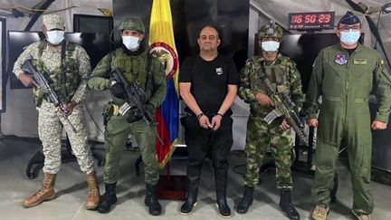 Dairo Antonio Usaga, connu sous le nom d'"Otoniel", lors de son arrestation par les militaires colombiens, le 23 octobre 2021 à Bogota. (COLOMBIAN ARMY / AFP)