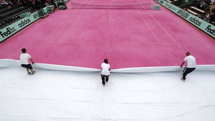 Le court num&eacute;ro 1 de Roland-Garros est devenu rose, jeudi 7 juin, pour une journ&eacute;e de la femme organis&eacute;e dans le cadre du tournoi.&nbsp; (REGIS DUVIGNAU / REUTERS )