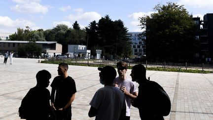 Un groupe de jeunes sur un parvis. (ALAIN JOCARD / AFP)