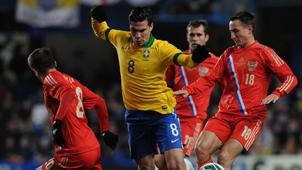 Hernanes (en jaune) pris dans la nasse russe