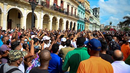 Des personnes participent à une manifestation contre le gouvernement du président cubain Miguel Diaz-Canel à La Havane, le 11 juillet 2021. (YAMIL LAGE / AFP)