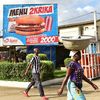 Publicité dans les rues d'Abidjan. "2 krika" est l'expression en nouchi pour "2 000 francs CFA". (ISSOUF SANOGO / AFP)