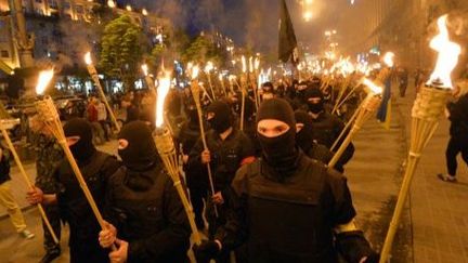 Une centaine de manifestants d'extrême-droite ont manifesté le 29 avril 2014 place Maidan à Kiev. (AFP)