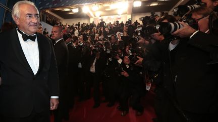 Dominique Strauss-Kahn, sur le tapis rouge du festival de Cannes, le 25 mai 2013. (ERIC GAILLARD / REUTERS)