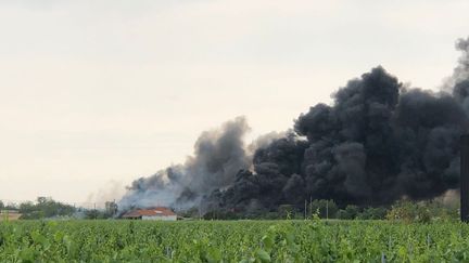 Un incendie de pneus s'est déclaré dimanche en fin de journée à Colmar. (GUILLAUME CHHUM / RADIO FRANCE)