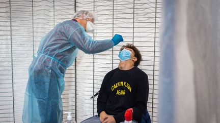 Un&nbsp;professionnel de santé procède à un test antigénique à Angoulème, en novembre 2020. (BURGER / PHANIE / AFP)