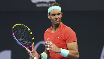 Rafael Nadal mécontent lors de son quart de finale du tournoi de Brisbane contre l'Australien Jordan Thompson, le 5 janvier 2024. (TERTIUS PICKARD / SIPA)