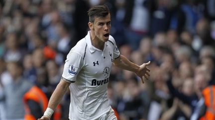 L'attaquant gallois de Tottenham Gareth Bale marque lors d'un match de Premier League britannique contre Sunderland, au stade de&nbsp;White Hart Lane &agrave; Londres (Grande-Bretagne), le 19 mai 2013. (IAN KINGTON / AFP)