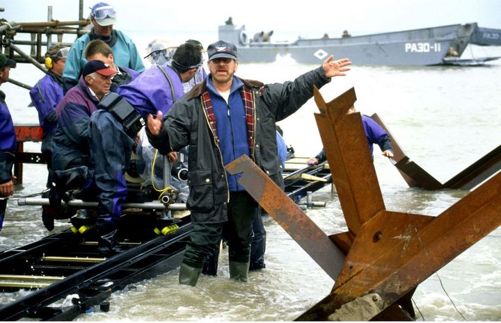 Steven Spielberg sur le tournage d'"Il faut sauver le soldat Ryan" en 1997. (AMBLIN ENTERTAINMENT / MUTUAL FI / COLLECTION CHRISTOPHEL VIA AFP)