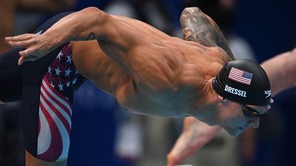 Caeleb Dressel a gagné sa première médaille d'or lors du relais 4x100m nage libre. (OLI SCARFF / AFP)