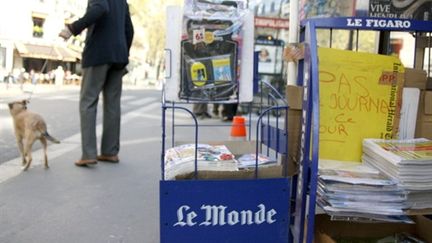 Présentoir du Monde devant un kiosque (un jour de non-distribution des journaux, bloqué par une grève) (AFP/EMMANUEL GLACHANT)