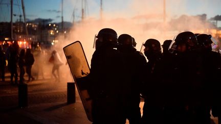 La police anti-émeute sur le Vieux-Port de Marseille, samedi 19 janvier 2019 lors d'une manifestation de "gilets jaunes". (CHRISTOPHE SIMON / AFP)