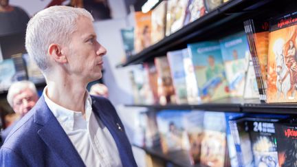 Le ministre de la Culture Franck Riester devant des bandes dessinées, lors de la 46e édition du festival international de la BD d'Angoulême, le 26 janvier 2019. (YOHAN BONNET / AFP)