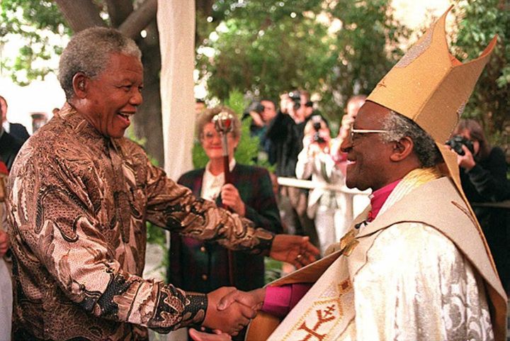 Le dernier office de Desmond Tutu en tant qu'archevêque est célébré le 23 juin 1996 en la cathédrale Saint-George du Cap, en présence de Nelson Mandela. (STR / AFP)