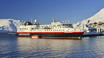 Un navire de la compagnie&nbsp;Hurtigruten, le 7 mars 2017 au port de&nbsp;Honningsvag (Norvège). (MICHAEL NARTEN / PICTURE ALLIANCE / AFP)