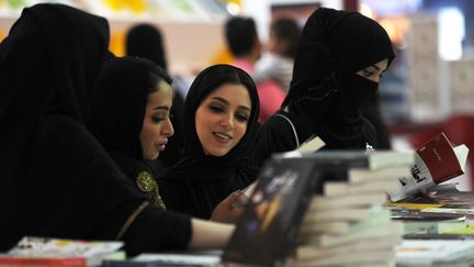 Des Saoudiennes, lors d'un salon du livre, à Djeddah (Arabie saoudite), le 16 décembre 2017.&nbsp; (AMER HILABI / AFP)