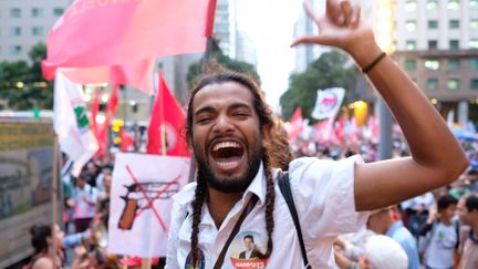 Un manifestant pro-Haddad dans les rues de Rio de Janeiro. (NATHANAEL CHARBONNIER / FRANCE-INFO)