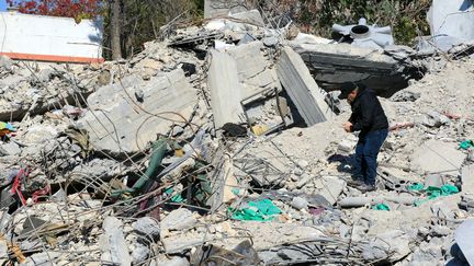 Un homme inspecte les décombres d'un immeuble de Khirbet Selm, au sud du Liban, le 3 décembre 2024. (MAHMOUD ZAYYAT / AFP)