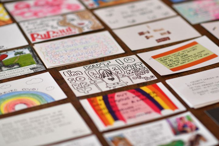 Des cartes postales&nbsp;"secret de confinement", rassemblées par&nbsp;Eleanor Tattersfield, sont exposées dans sa librairie londonienne le 22 mars 2021&nbsp; (BEN STANSALL / AFP)