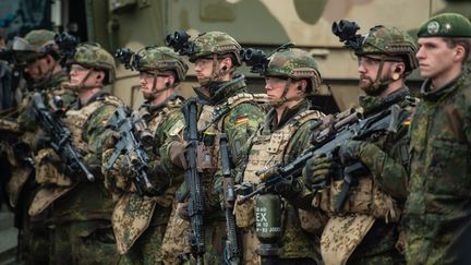 Des soldats de l'armée allemande, lors d'un exercice en Basse-Saxe, le 6 décembre 2018. (PHILIPP SCHULZE / DPA / AFP)