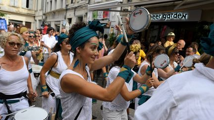 Comédiens et musiciens prennent part à la parade du Festival Off d'Avignon, le 6 juillet 2022. (NICOLAS TUCAT / AFP)