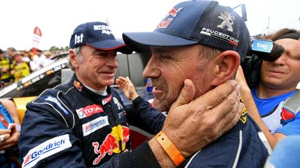 Carlos Sainz et Stéphane Peterhansel (Peugeot) (FRANCK FIFE / AFP)