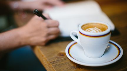 Lutte contre le cancer du colon, contre les troubles de l'&eacute;rection, antioxydant... Bu avec mod&eacute;ration, le caf&eacute; poss&egrave;de de nombreux effets positifs sur le corps. (SOFIE DELAUW / CULTURA CREATIVE / AFP)