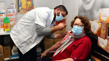 Une femme de 87 ans reçoit une dose de rappel de vaccin contre le Covid-19, le 18 novembre 2021 à Marseille (Bouches-du-Rhône). (MAXPPP)