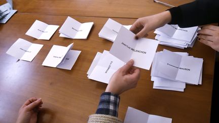 Le dépouillement des bulletins de vote du premier tour de l'élection présidentielle dans un bureau de Toulouse, le 10 avril 2022. (MICHEL VIALA / MAXPPP)