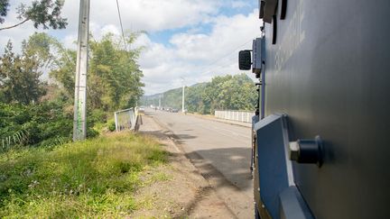 La route provinciale qui traverse Saint-Louis, au Mont-Dore, vue du verrou Nord de la gendarmerie, en septembre 2024. (Noémie Dutertre / NC la 1ère)