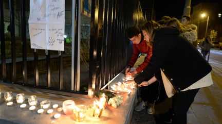 &nbsp; (Un hommage devant le lycée Saint-Exupéry de Lyon où étaient scolarisées deux des victimes de l'avalanche ©)