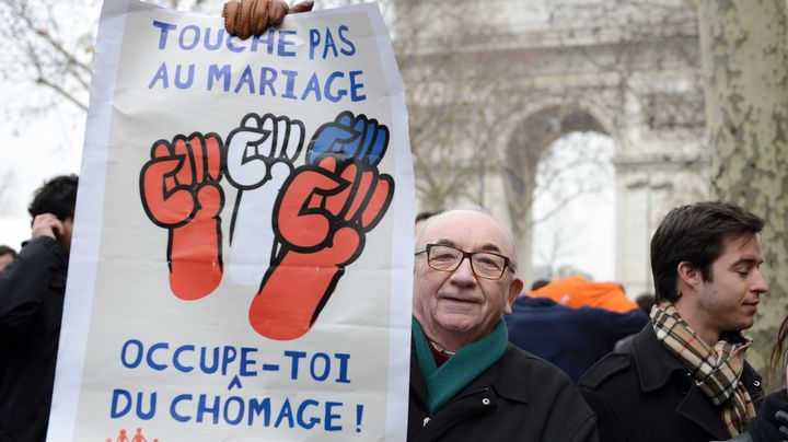 Un homme tient une pancarte anti-mariage pour tous, &agrave; Paris, le 24 mars 2013. (ERIC FEFERBERG / AFP)