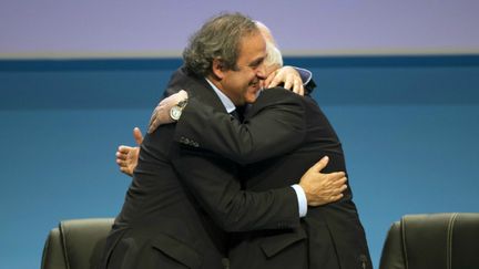 Michel Platini félicité par Senes Erik