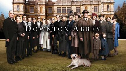 L'affiche de la s&eacute;rie Downtown Abbey o&ugrave; le chien Isis pose au pied des personnages. (FRANCETV INFO )