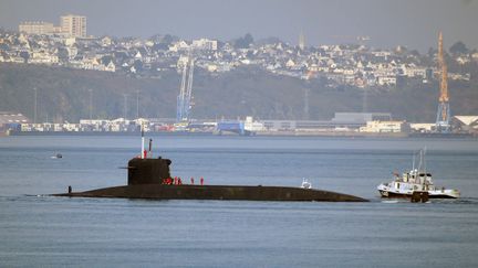 Le sous-marin nucl&eacute;aire "l'Inflexible" sort de la rade de Brest, le 15 mars 2007,&nbsp;o&ugrave; se trouve la base des sous-marins nucl&eacute;aire de l'Ile-Longue. (MARCEL MOCHET / AFP)