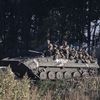 Des soldats ukrainiens patrouillent dans des villages de la région de Kharkiv, le 9 septembre 2022. (METIN AKTAS / ANADOLU AGENCY / AFP)