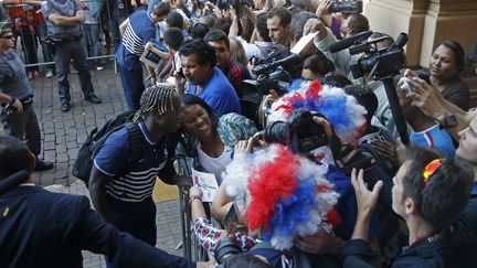  (Bacary Sagna, hier matin, sous l'oeil des caméras et avec l'admiration des supporters © REUTERS / Charles Platiau)