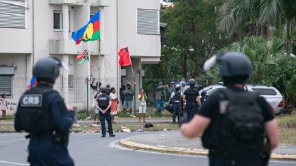 CRS officers posted in front of independence activists, July 11, 2024 in Noumea (New Caledonia). (DELPHINE MAYEUR / AFP)