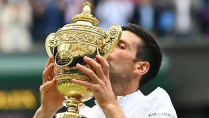 Novak Djokovic&nbsp;a remporté&nbsp;son sixième&nbsp;tournoi de&nbsp;Wimbledon, dimanche 11 juillet 2021, son vingtième Grand Chelem en carrière.&nbsp; (GLYN KIRK / AFP)