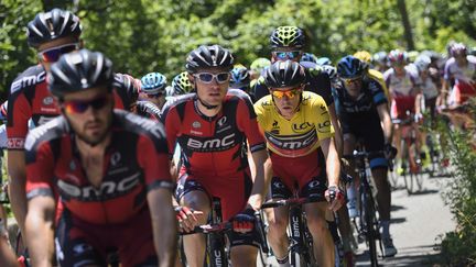 La formation américaine BMC comptera deux leaders au départ de la 100e édition du Giro : l'Américain Tejay Van Garderen et l'Australien Rohan Dennis (en maillot jaune). (ERIC FEFERBERG / AFP)