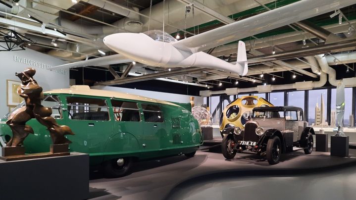 Quelques-uns des objets qui ont inspiré Norman Foster, dans une des salles de l'exposition au Centre Pompidou. Mai 2023 (ANNE CHEPEAU / FRANCEINFO / RADIO FRANCE)